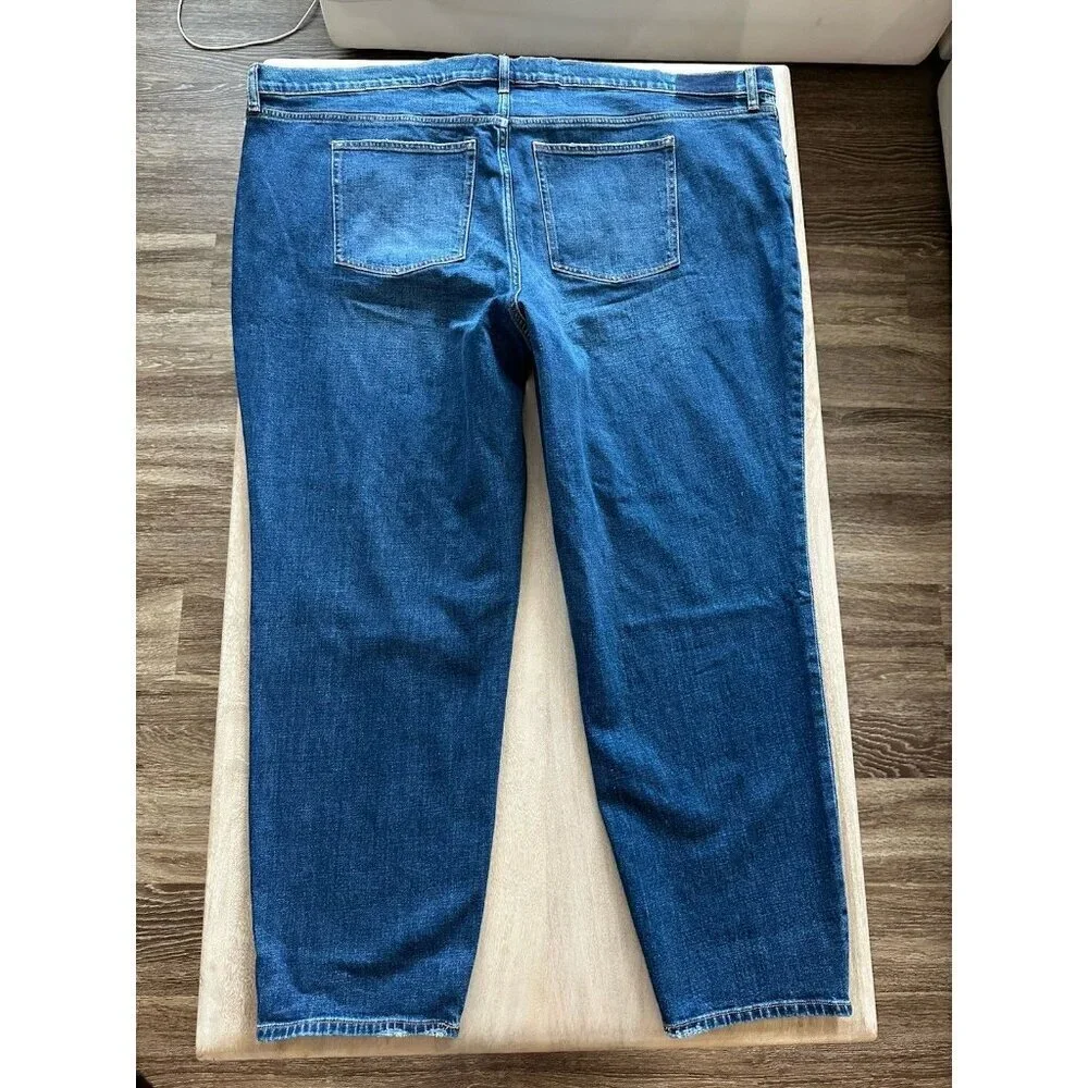 Abercrombie NWT The Mom High Rise Jean Medium Wash Knee Rip Size 37 LONG